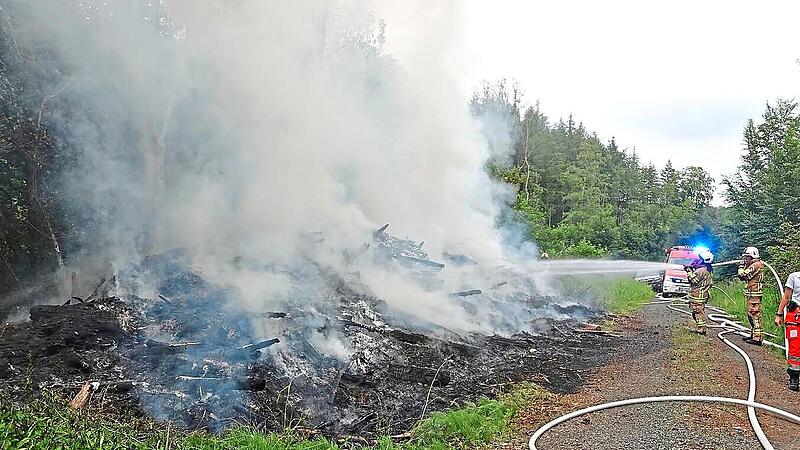 Bei dem Waldbrand in den Ha&szlig;bergen waren etwa 50 Feuerwehrkr&auml;fte, das Technische Hilfswerk und das Rote Kreuz im Einsatz. Feuerwehr Ha&szlig;furt