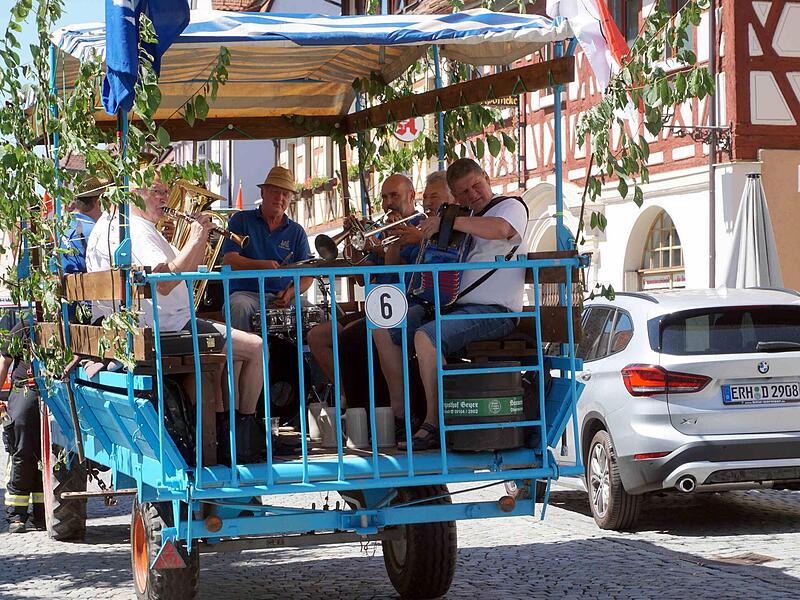 Die Musikanten begleiteten den Zug auf einem Wagen. Die Musikanten begleiteten den Zug auf einem Wagen.