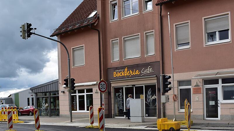 Die Verkehrsf&uuml;hrung h&auml;lt aktuell viele Pendler von einem kurzen Stopp beim B&auml;cker ab.Forchheim & Fr&auml;nkische Schweiz