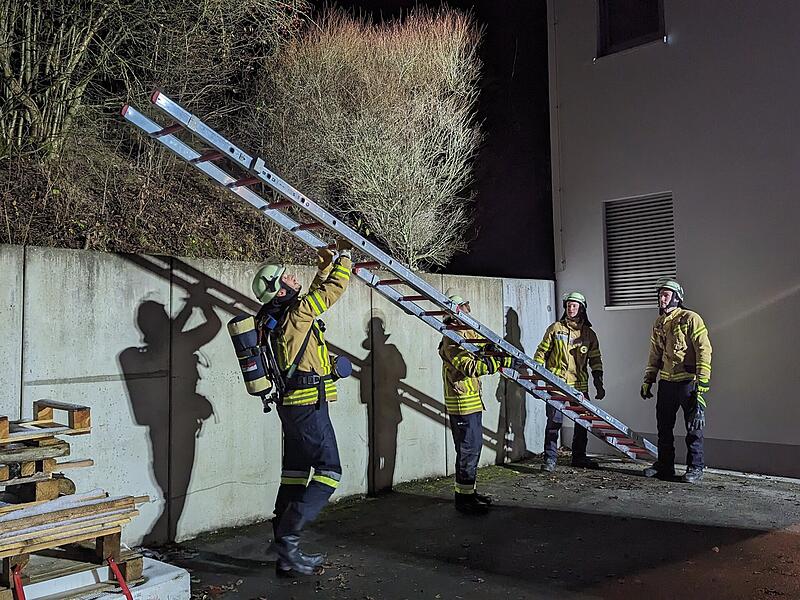 Erlebnis in Bildern: Einmal selbst Feuerwehrmann seinErlebnis in Bildern: Einmal selbst Feuerwehrmann sein Gleich geht's aufwärts.