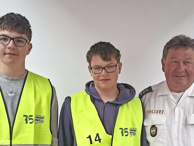 Die Hammelburger Teilnehmer beim Bezirksentscheid in Schweinfurt (von links): Max Scheuerer, Sieger Felix Kehl und Polizeihauptkommissar Hubert Koch. Die Hammelburger Teilnehmer beim Bezirksentscheid in Schweinfurt (von links): Max Scheuerer, Sieger Felix Kehl und Polizeihauptkommissar Hubert Koch.