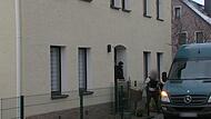 Polizisten tragen im Rahmen einer Durchsuchung einen Karton aus einem Wohnhaus. Bei einem der gr&ouml;&szlig;ten Polizeieins&auml;tze gegen Extremisten in Deutschland sind 25 Menschen aus der Reichsb&uuml;rgerszene festgenommen worden.
