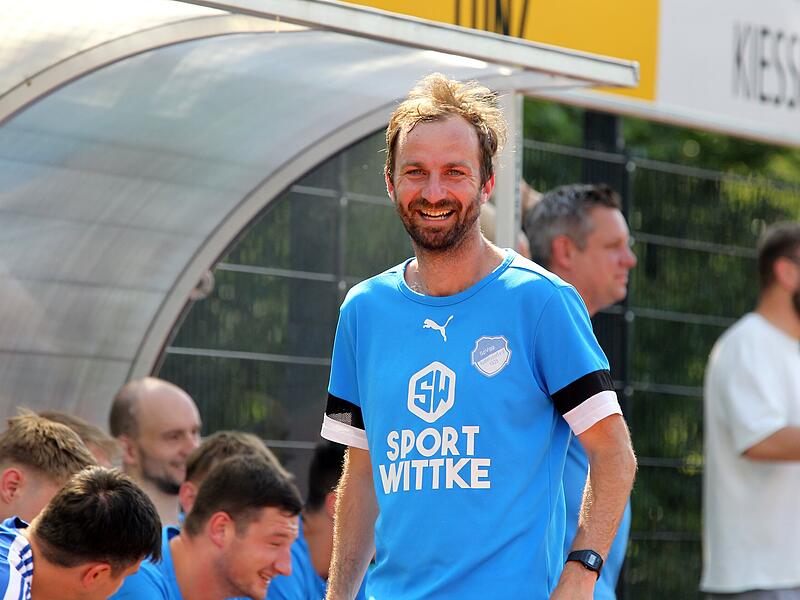 Nach drei Siegen in Folge hat der Rattelsdorfer Coach Tommy Grünert allen Grund zur Freude.