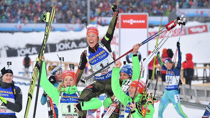 Maren Hammerschmidt (l) und Laura Dahlmeier (M)