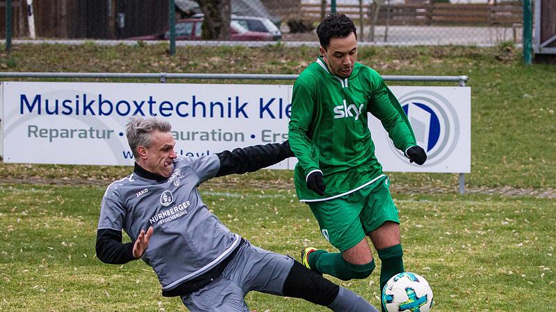 Mit einer Gr&auml;tsche zum Ball will der Unterrodacher Tobias  Andrae (grau) verhindern,  dass Ilyasse Ouaziz   zum Tor marschiert.