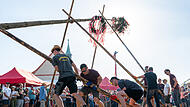 Am Freitagabend wurde das Walberlafest 2025 auf der Ehrenbürg offiziell mit dem Bieranstich und dem Maibaumaufstellen eröffnet.