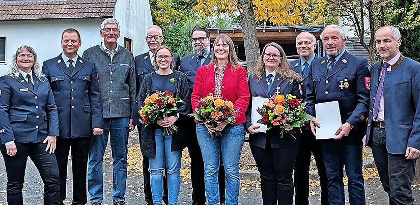 Von links: Kreisbrandmeisterin Andrea Pfadenhauer-Wagner, Kreisbrandrat Thomas Hoffman, Stellvertretender Bürgermeister Dieter Pöhlmann, Kreisbrandmeister Michael Ködel, Carolin Laxson, Vorsitzender Kilian Liebschwager, Anja Bornschlegel, Franzisk...