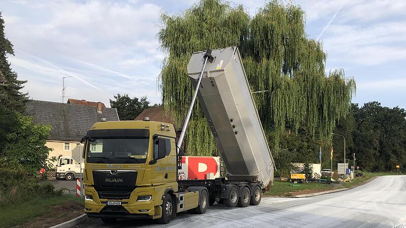 Es geht voran. Seit Dienstag laufen die Asphalttierarbeiten entlang der Staatsstra&szlig;e 2208 zwischen Neustadt und F&uuml;rth am Berg. Immer wieder rollen schwere Laster an und bringen Material. Auch im Ortsteil Horb bekommt die Stra&szlig;e einen neuen und bes...