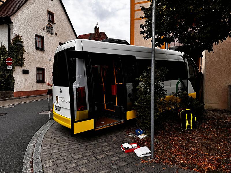In der Herzogenauracher Steggasse ist ein Linienbus in eine Hauswand gefahren.