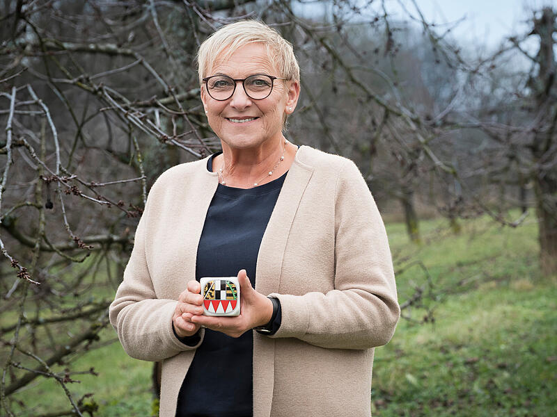 Auf der Kirschwiese ihrer Familie in &Uuml;hleinshof zeigt Rosi Kraus den Frankenw&uuml;rfel 2025.