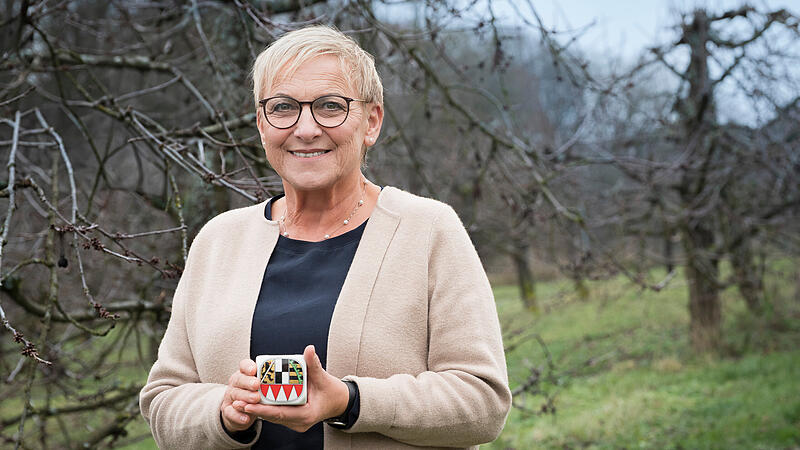 Auf der Kirschwiese ihrer Familie in &Uuml;hleinshof zeigt Rosi Kraus den Frankenw&uuml;rfel 2025.