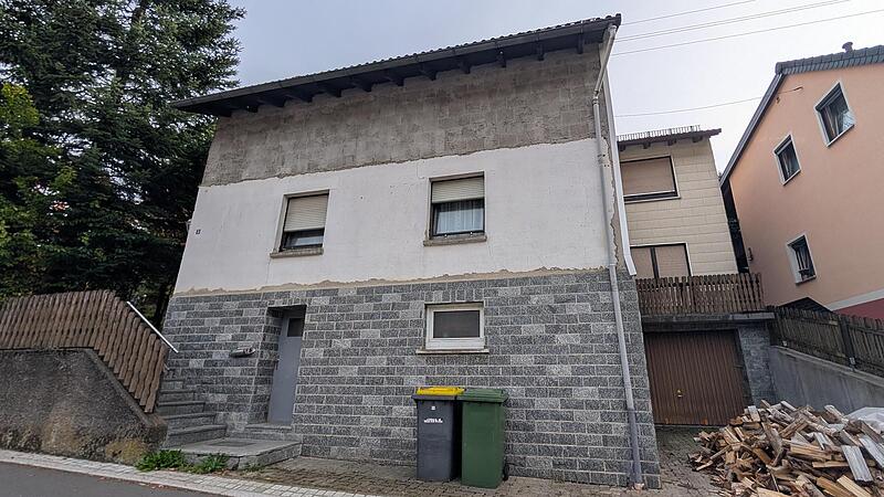 Dieses Haus in Ludwigsstadt wurde um 1964 gebaut. Untergebracht sind dort zwei Eigentumswohnungen – versteigert werden Miteigentumsanteile. Daniela Pondelicek Dieses Haus in Ludwigsstadt wurde um 1964 gebaut. Untergebracht sind dort zwei Eigentumswohnungen – versteigert werden Miteigentumsanteile. Daniela Pondelicek