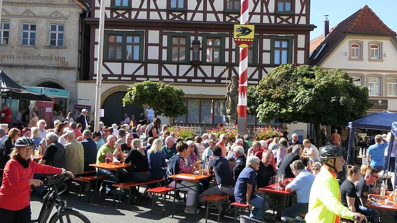 Die Direktvermarktermeile auf dem Eberner Marktplatz lockte viele Besucher an. Regionale Produkte standen im Mittelpunkt der Veranstaltung auf dem Marktplatz in Ebern. Die Direktvermarktermeile auf dem Eberner Marktplatz lockte viele Besucher an. Regionale Produkte standen im Mittelpunkt der Veranstaltung auf dem Marktplatz in Ebern.