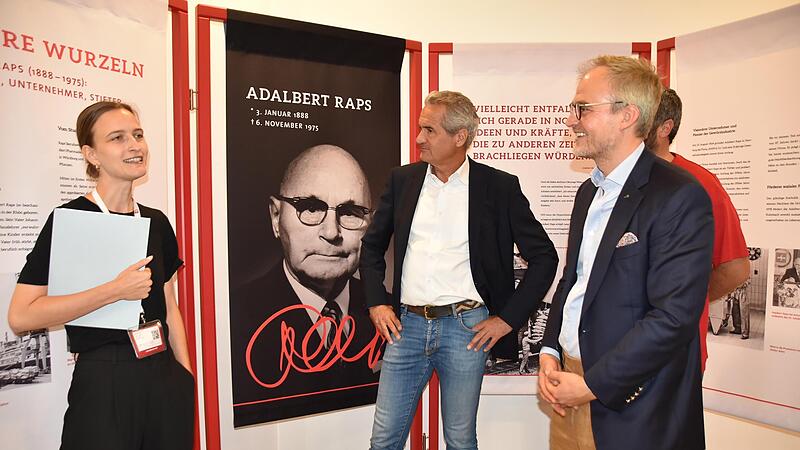 Historikerin Jessica Drews führt Florian Knell und Frank Kühne zusammen mit Raps-Mitarbeitern durch die Ausstellung. Historikerin Jessica Drews führt Florian Knell und Frank Kühne zusammen mit Raps-Mitarbeitern durch die Ausstellung.