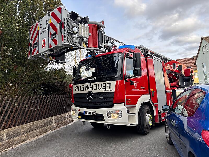 Die Leiterspitze und der Rettungskorb benötigen viel Freiraum. Am Spratzer in Höchstadt war wegen einer hohen Hecke nicht mehr genug davon da, um weiterzufahren. Die Leiterspitze und der Rettungskorb benötigen viel Freiraum. Am Spratzer in Höchstadt war wegen einer hohen Hecke nicht mehr genug davon da, um weiterzufahren.