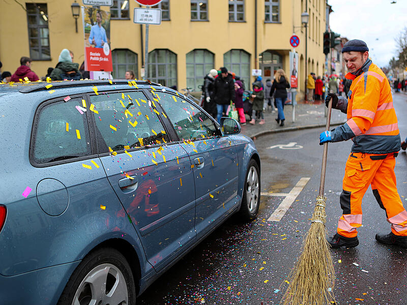 FaschingszugTausende Besucher beim gro&szlig;en Faschingsumzug in Bamberg