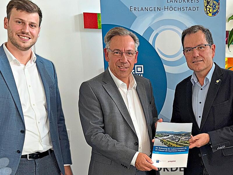 Von links: Maximilian Gaier (Kreis-Wirtschaftsförderer), Alexander Tritthart (Landrat) und Christian Hartmann (IHK Nürnberg) im Landratsamt in Erlangen. Von links: Maximilian Gaier (Kreis-Wirtschaftsförderer), Alexander Tritthart (Landrat) und Christian Hartmann (IHK Nürnberg) im Landratsamt in Erlangen.