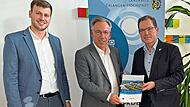Von links: Maximilian Gaier (Kreis-Wirtschaftsf&ouml;rderer), Alexander Tritthart (Landrat) und Christian Hartmann (IHK N&uuml;rnberg) im Landratsamt in Erlangen.
