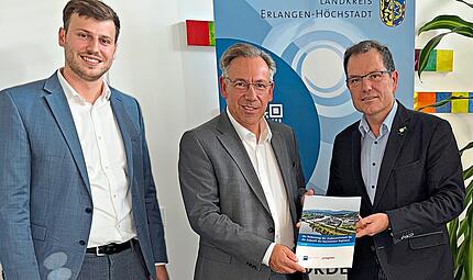 Von links: Maximilian Gaier (Kreis-Wirtschaftsförderer), Alexander Tritthart (Landrat) und Christian Hartmann (IHK Nürnberg) im Landratsamt in Erlangen. Von links: Maximilian Gaier (Kreis-Wirtschaftsförderer), Alexander Tritthart (Landrat) und Christian Hartmann (IHK Nürnberg) im Landratsamt in Erlangen.