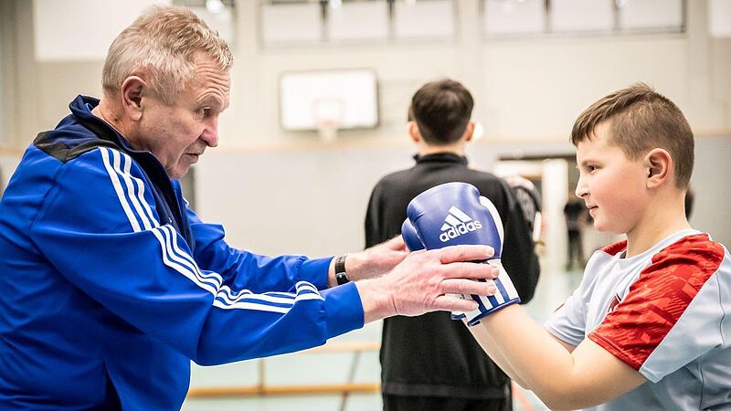 Willy Kastner (links) beim Kindertraining. K&uuml;nftig will er auch ADHS-Patienten trainieren.