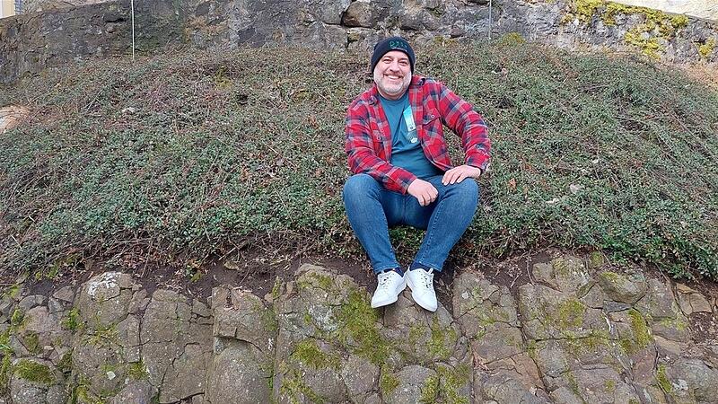 Jugendbildungsreferent und Rhönbotschafter Ralf Sauer zeigt die mehrere Millionen Jahre alten Basaltsäulen auf dem Volkersberg.