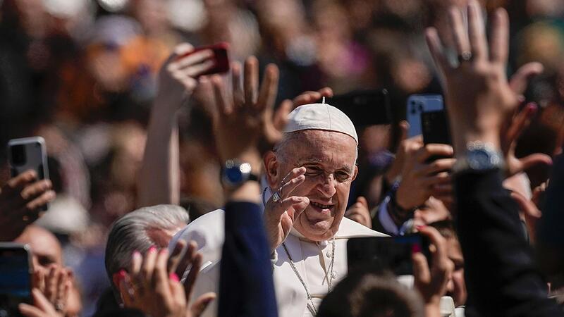 Franziskus segnet die Gl&auml;ubigen aus seinem Papamobil auf dem Petersplatz am Ende der Ostermesse. Bis zu 100.000 Gl&auml;ubige nahmen an der Messe am Sonntag teil.