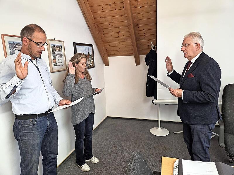 Sie sind neu im Harsdorfer Gemeinderat: Thomas Feulner und Heidi D&ouml;rfler werden vom Ersten B&uuml;rgermeister G&uuml;nther H&uuml;bner (re.) vereidigt.