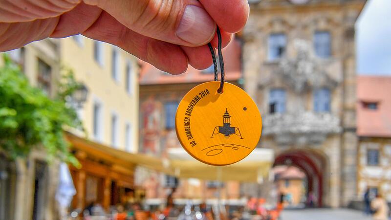 Dieses Festabzeichen mit Raumschiff-Motiv wurde 2019 bei der letzten Sandkerwa verkauft &ndash; leider deckte sich nur ein Bruchteil der Kerwabesucher damit ein.