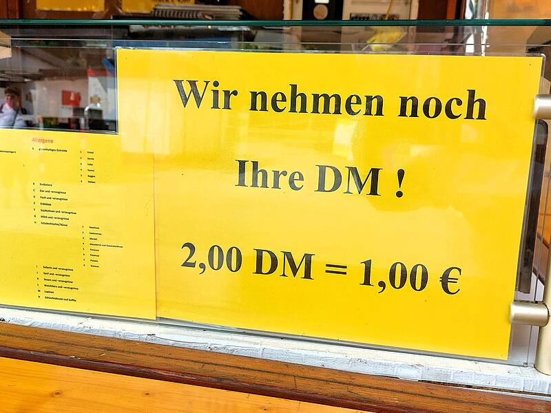Hier k&ouml;nnen Besucher noch mit der D-Mark bezahlen.Kulinarischer Rundgang auf dem Kronacher Freischie&szlig;en