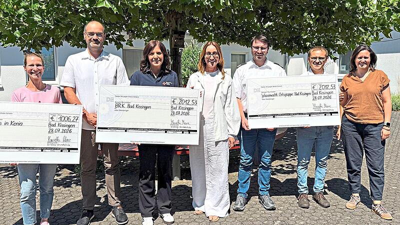 Übergabe der Spendenschecks. Von links: Melanie Muth, Björn Räder , Sonja Pfennig, Marietta Menz , Moritz Diehl, Jens Bohatsch und Liane Horch (Elternbeirat). Karin Schmitt Übergabe der Spendenschecks. Von links: Melanie Muth, Björn Räder , Sonja Pfennig, Marietta Menz , Moritz Diehl, Jens Bohatsch und Liane Horch (Elternbeirat). Karin Schmitt