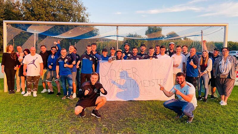Die Fu&szlig;baller des TSV Wirsberg hatten f&uuml;r ihren frisch gek&uuml;rten  U23-Weltmeister Jan Sandler (vorne, links) eine &Uuml;berraschungsparty organisiert.
