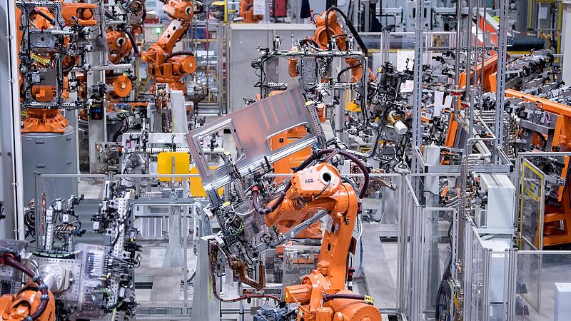 Roboter arbeiten bei MAN Truck & Bus  an Seitenwänden von Fahrerkabinen von Lastwagen.