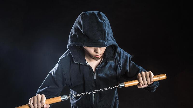 Der Besitz eines Nunchakus wurde einem  Mann aus dem Landkreis zum Verhängnis.