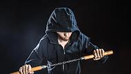 Der Besitz eines Nunchakus wurde einem  Mann aus dem Landkreis zum Verhängnis.