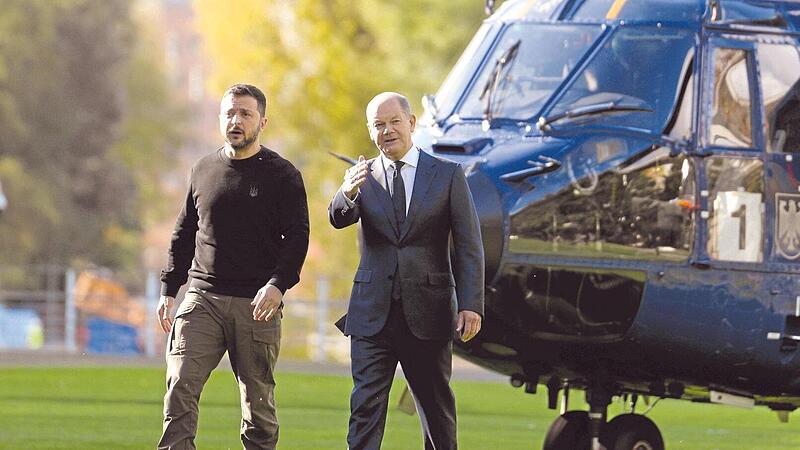 Bundeskanzler Olaf Scholz begrüßt den ukrainischen Präsidenten Wolodymyr Selenskyj nach dessen Landung im Garten des Kanzleramtes.