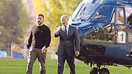Bundeskanzler Olaf Scholz begrüßt den ukrainischen Präsidenten Wolodymyr Selenskyj nach dessen Landung im Garten des Kanzleramtes.