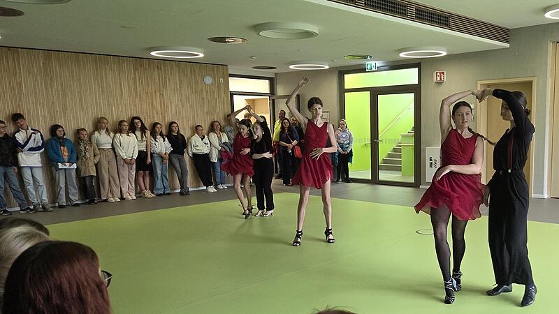 Schülerides Wahlfachs "Lateinamerikanische Tänze" zeigen im Gymnasium in Höchstadt ihr Können.