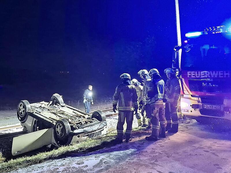 Das verungl&uuml;ckte Auto kam an den Bahngleisen bei Kirchehrenbach zum Liegen.