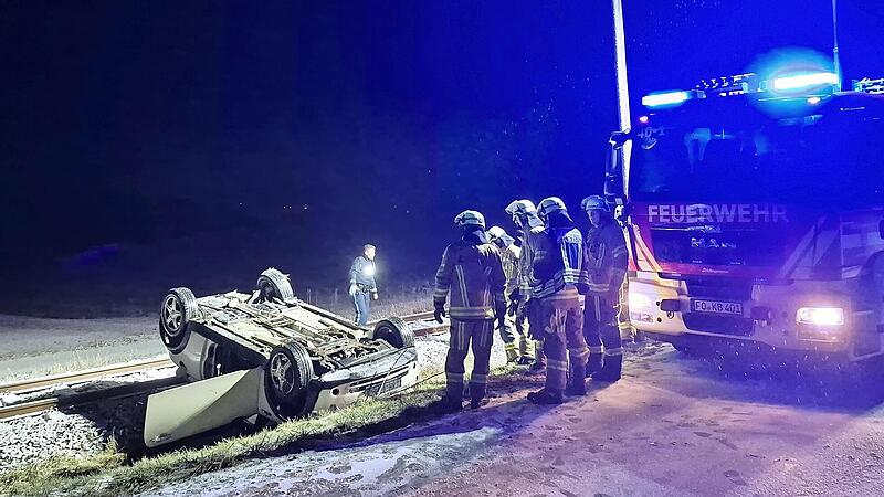Das verunglückte Auto kam an den Bahngleisen bei Kirchehrenbach zum Liegen. Das verunglückte Auto kam an den Bahngleisen bei Kirchehrenbach zum Liegen.