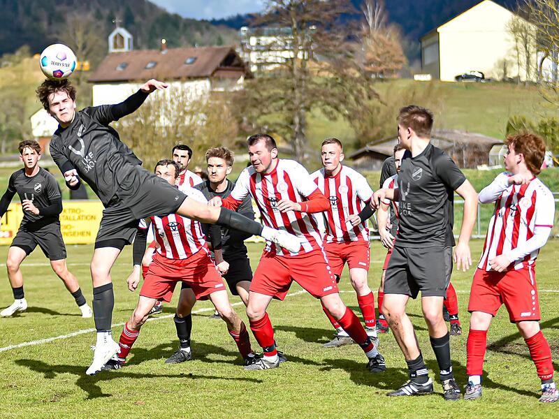 Der Hutschdorfer Hannes Seifferth kommt nach einer Ecke zum Kopfball. Die Abwehrspieler der Untersteinacher und die Teamkollegen blicken bekannt zu. Der Hutschdorfer Hannes Seifferth kommt nach einer Ecke zum Kopfball. Die Abwehrspieler der Untersteinacher und die Teamkollegen blicken bekannt zu.