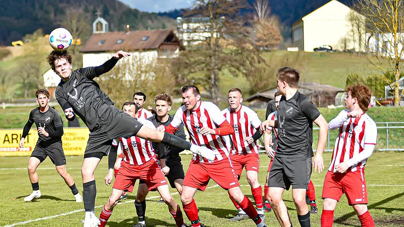 Der Hutschdorfer Hannes Seifferth kommt nach einer Ecke zum Kopfball. Die Abwehrspieler der Untersteinacher und die Teamkollegen blicken bekannt zu. Der Hutschdorfer Hannes Seifferth kommt nach einer Ecke zum Kopfball. Die Abwehrspieler der Untersteinacher und die Teamkollegen blicken bekannt zu.