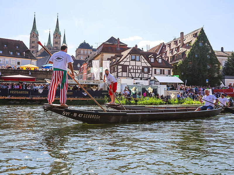 Sandkerwa Bamberg 2026 FischerstechenSandkerwa Bamberg 2026 Fischerstechen Der Höhepunkt am Sonntag zur Bamberger Sandkerwa 2026: Aufmarsch und 72. Fischerstechen auf der Regnitz.