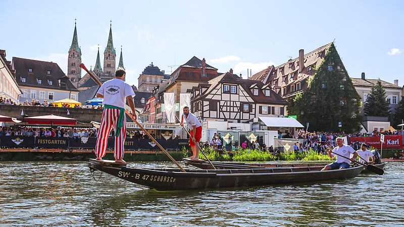 Der H&ouml;hepunkt am Sonntag zur Bamberger Sandkerwa 2026: Aufmarsch und 72. Fischerstechen auf der Regnitz.