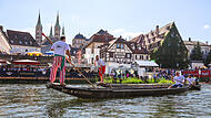 Sandkerwa Bamberg 2026 FischerstechenSandkerwa Bamberg 2026 Fischerstechen Der Höhepunkt am Sonntag zur Bamberger Sandkerwa 2026: Aufmarsch und 72. Fischerstechen auf der Regnitz.