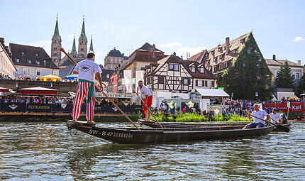 Der H&ouml;hepunkt am Sonntag zur Bamberger Sandkerwa 2026: Aufmarsch und 72. Fischerstechen auf der Regnitz.