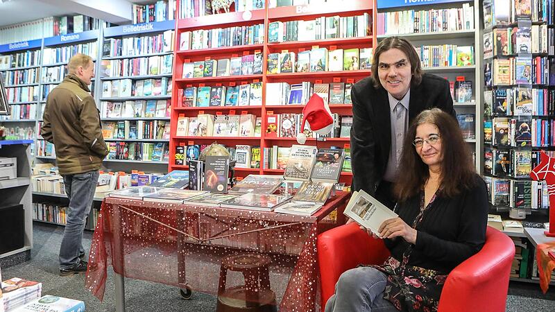 Hilmar und Marion Schmidt in ihrer B&uuml;cherstube: In wenigen Monaten wollen sich die Buchh&auml;ndler mit Leib und Seele zur Ruhe setzen.Forchheim & Fr&auml;nkische Schweiz