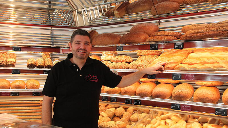 Marc Scheller aus Hammelburg verkauft in seiner Bäckerei Schwab selbstgemachte Backwaren. Damit ist er einer der wenigen, die das Handwerk noch ohne große Hilfe von Maschinen ausübt. Marc Scheller aus Hammelburg verkauft in seiner Bäckerei Schwab selbstgemachte Backwaren. Damit ist er einer der wenigen, die das Handwerk noch ohne große Hilfe von Maschinen ausübt.
