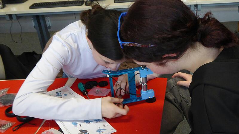 Sch&uuml;lerinnen der Klasse 8 M beim Zusammenbauen eines Bausatzes.