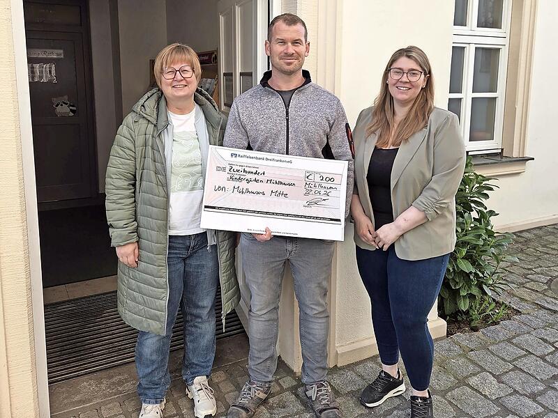 Freudige Gesichter bei der Spenden&uuml;bergabe.