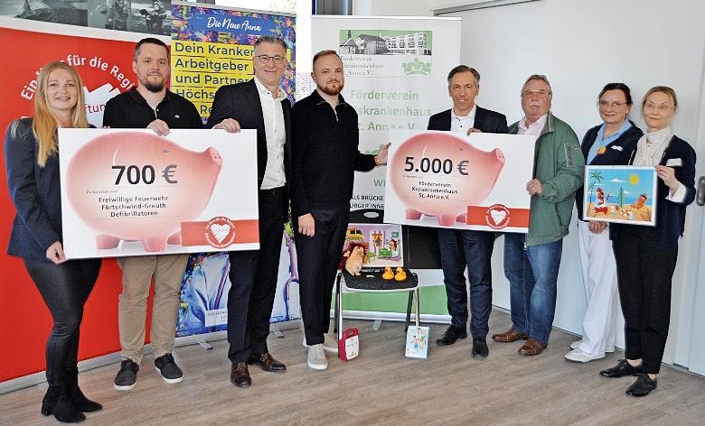 Die Übergabe der Förderungen (v. l.): Sabrina Zöberlein (Kassierin der Feuerwehr Förtschwind/Greuth), Kai Pospischil (Stiftung der Kreissparkasse Höchstadt), Matthias Mickmann (Vorsitzender der Sparkasse Erlangen-Höchstadt-Herzogenaurach), Christi... Die Übergabe der Förderungen (v. l.): Sabrina Zöberlein (Kassierin der Feuerwehr Förtschwind/Greuth), Kai Pospischil (Stiftung der Kreissparkasse Höchstadt), Matthias Mickmann (Vorsitzender der Sparkasse Erlangen-Höchstadt-Herzogenaurach), Christi...